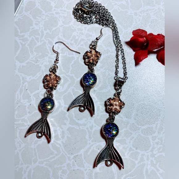 Mermaid tail pendant necklace and earrings set - Picture 3 of 4